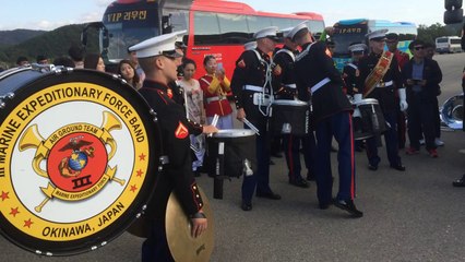 Battle de percussion entre les US marines et l'armée de Corée du sud : magique!