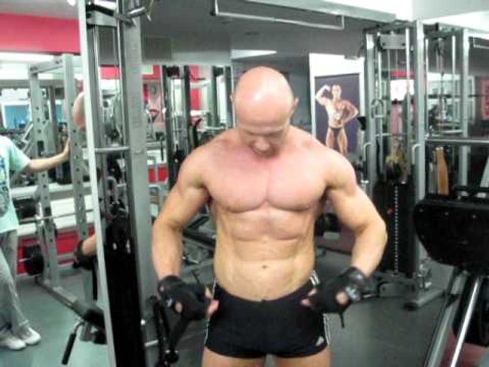 Как накачать прямые и косые мышцы живота в домашних условиях. Упражнение на турнике - подъем ног