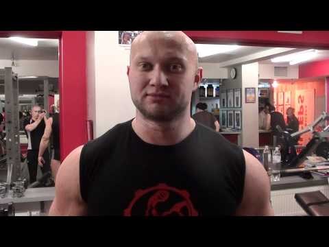 Как накачать грудь - № 296. Жим гантелей лежа на полу. Тренируем грудь.