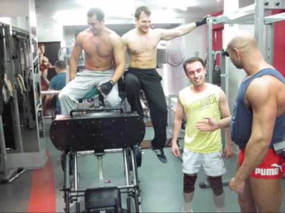 Развлечения и юмор - 227. "ВЕСЕЛЫЕ КАЧКИ" сам весит 50 жмет 260 кг!