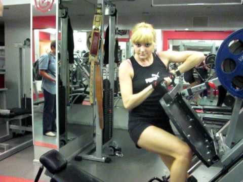 Как накачать ноги и ягодицы - № 201. Жим ногами с широкой постановкой ног