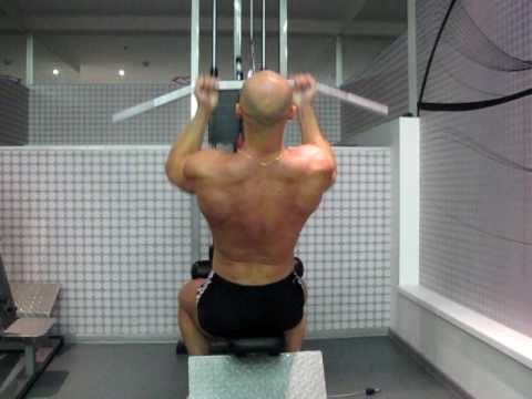 Спина: Тяга узким обратным хватом. Упражнение для развития широчайших мышц спины.
