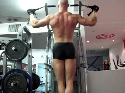 Как накачать спину - №153. Бодибилдер весом 100 кг подтягивается чисто