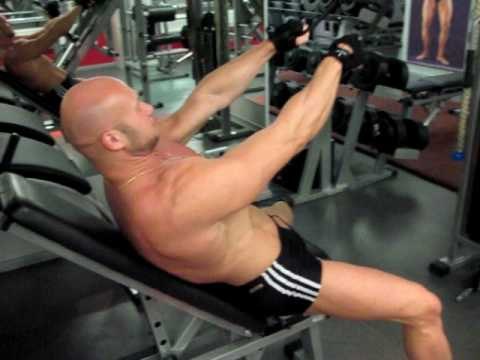 Как накачать широкие плечи - №149. Эспандер. Задняя дельта в положении лежа.