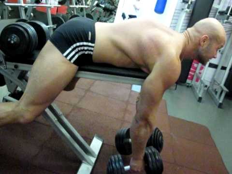 Как накачать спину - №116. Тяга гантелей лежа на животе на наклонной скамье