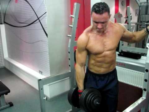 Как накачать широкие плечи - №156. Тренер Денис Строцяк выполняет махи 40 кг