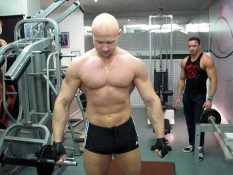 100 повторений на бицепс в тренажёрном зале Юрия! Подъем штанги на бицепс. Мышцы рук.