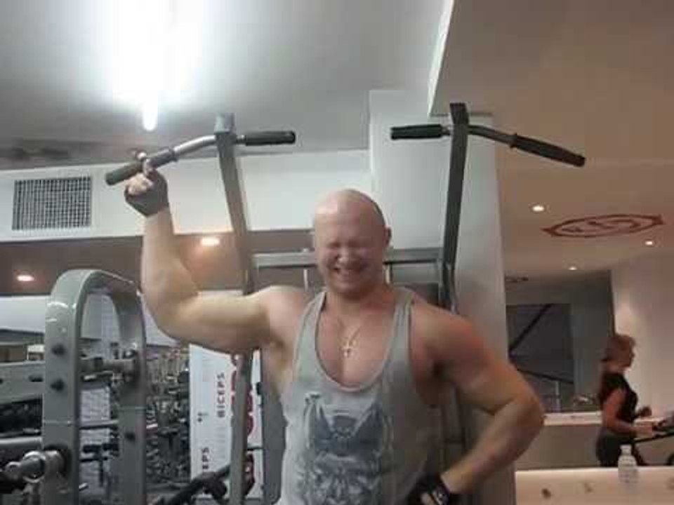 Бодибилдер отжигает! Ютуб видео прикол - ВЕСЕЛЫЕ КАЧКИ. Онлайн юмор.