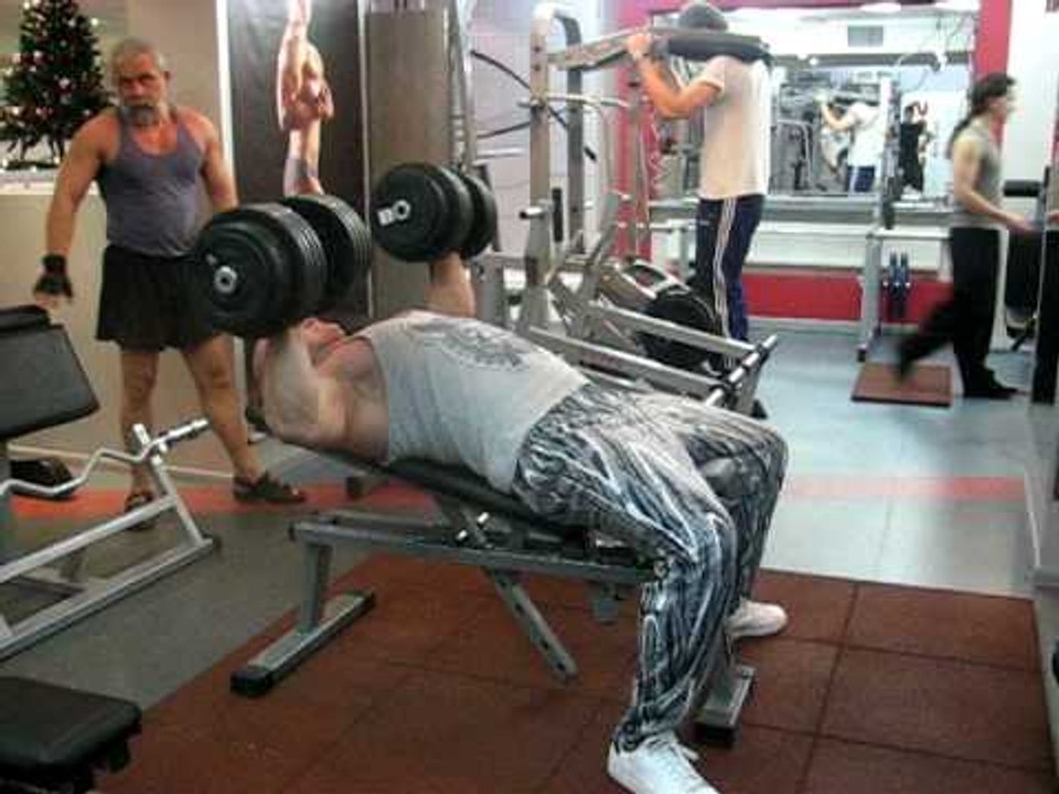 Как накачать грудь - №4. Жим 60 на 8, incline Dumbell bench press 140 lbs (60 kg)