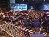 الشرطة تطرد المحتجين من مواقعهم في هونغ كونغ