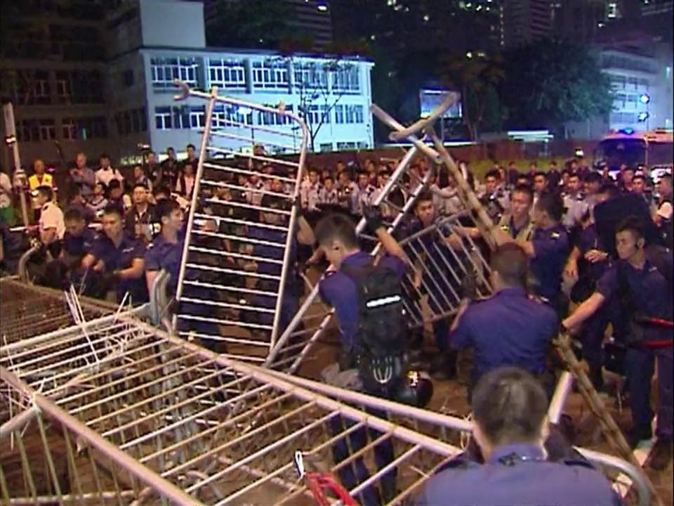 الشرطة تطرد المحتجين من مواقعهم في هونغ كونغ