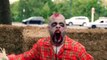 Épouvantail déguisé en zombie : double costume terrifiant pour piéger les passants!