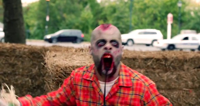 Épouvantail déguisé en zombie : double costume terrifiant pour piéger les passants!