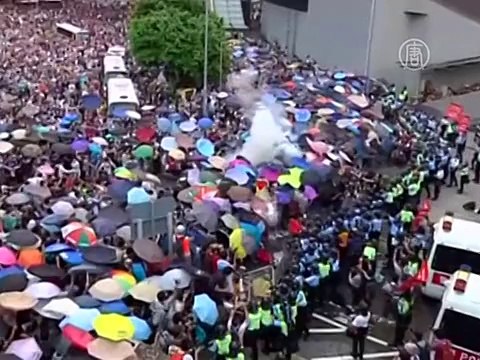 Полиция Гонконга расчистила еще одну дорогу, десятки арестованы