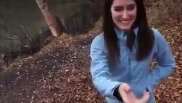 Donmuş Gölde Taş Sektirirken Çıkan Sesle Zevke Gelen Adam