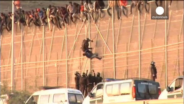 Unos 200 inmigrantes han intentado saltar la valla fronteriza entre Melilla y Marruecos