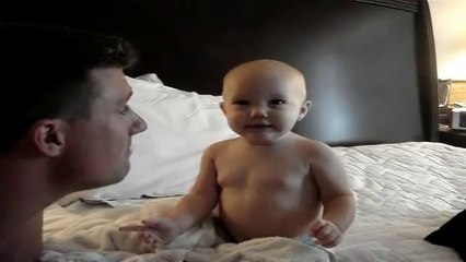 Babasıyla Yatakta Yaramazlık Yapan Bebek