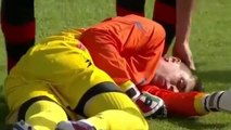 Goleiro tromba com atacante e desmaia em campo