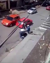 Deux femmes se battent dans la rue et se font stopper par un homme avec un baton