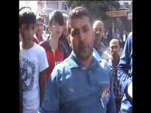 Kurtalan belediye başkanı halka saldırı görüntülerinde polis ve asker saldırıyı izliyor