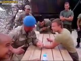 Türk Askeri ile Hollanda Askerinin Bilek Güreşi