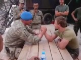 Türk Ve Hollandalı Askerin Eğlenceli Bilek Güreşi