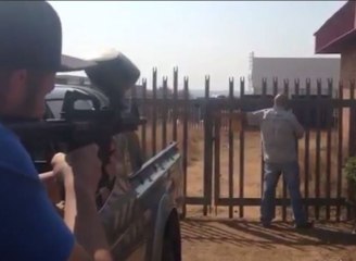 Paintball Silahıyla Arkadaşını Avlayan Adam