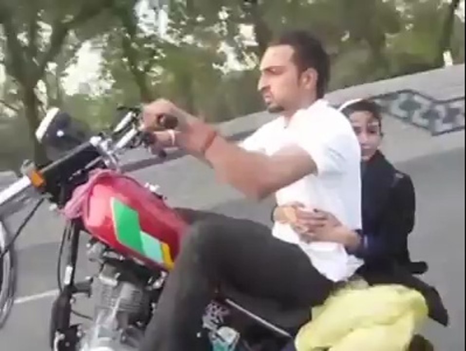one wheeling (mooj masti)