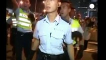 هونغ كونغ:    المتظاهرون  يقيمون تجمعات سلمية والشرطة متهمة بتعنيف متظاهر