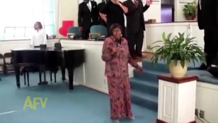 Un pasteur reprend le micro à cette horrible chanteuse.