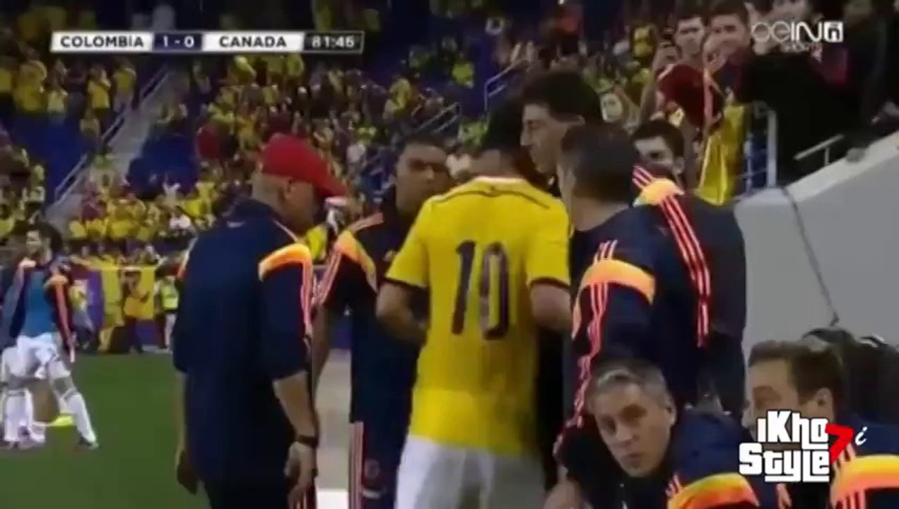 VIDEO James Rodriguez signe un autographe en plein match