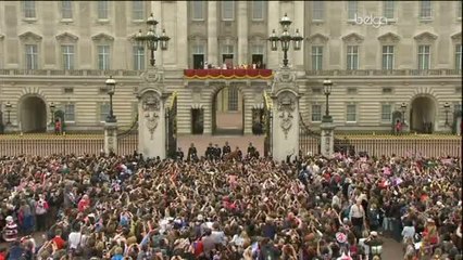 Kate & William s'embrassent au balcon du palais de Buckingham
