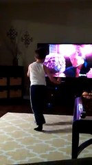 Charlie danse comme Patrick Swayze dans Dirty Dancing