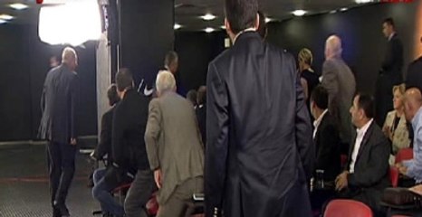 Hostes Sara Krizine Girdi, Ünal Aysal Toplantıya Ara Verdi