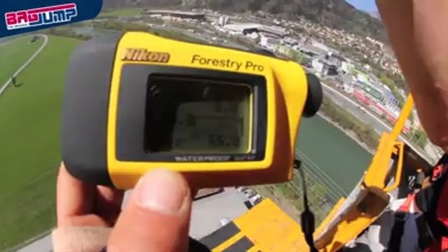 Il saute de 30 mètres dans un énorme matelas gonflable