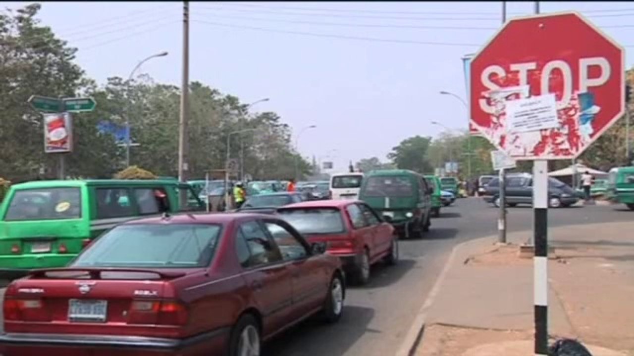 Les Nigérians protestent contre le prix de l'essence