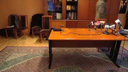 Il tente de se tuer devant les journalistes