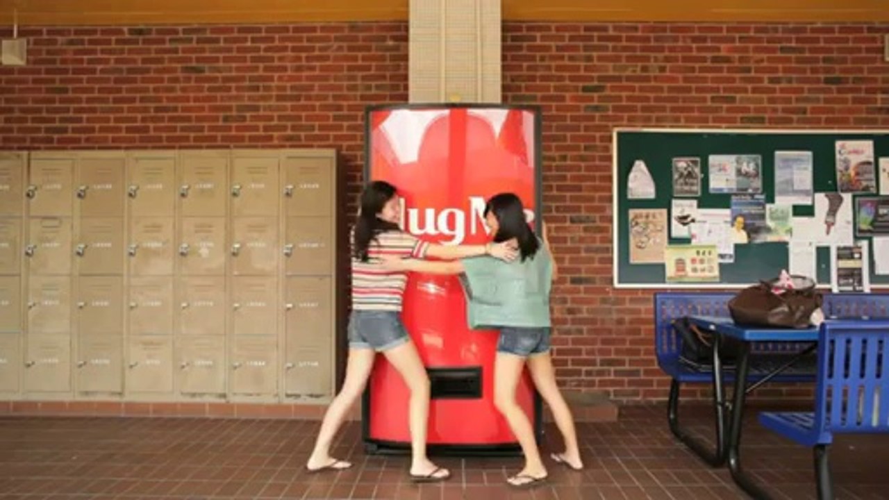 Le distributeur de Coca à câlins