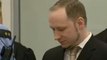 Breivik bras droit tendu, poing serré au tribunal