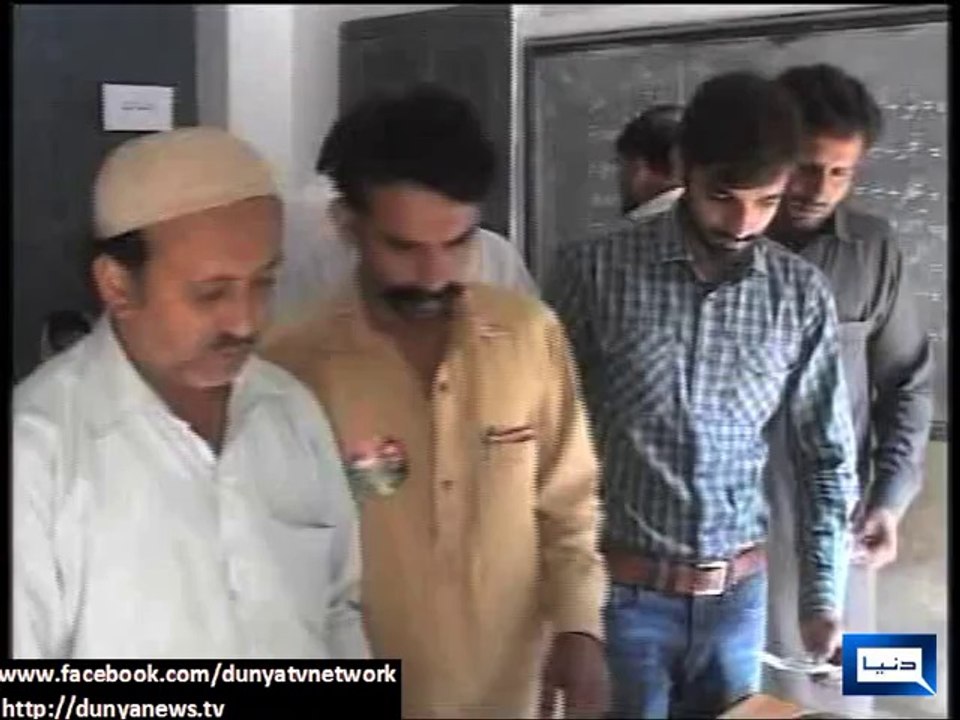 Dunya news-NA-149 by-polls: Voters cast vote after showing it to polling agents