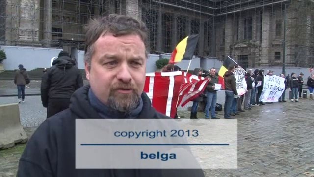 Des membres de NATION manifestent devant le Palais de Justice