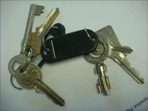 artisan serrurier Clairefontaine-en-Yvelines Â 78120 Tel: 01-56-47-07-87 Installation volet roulant Â Â