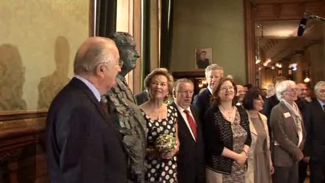 Le couple royal découvre ses bustes au Sénat