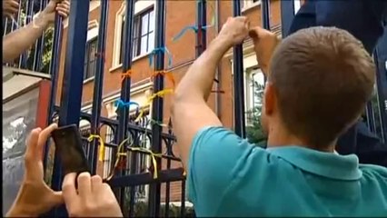 Kiss-in géant devant le consulat de Russie à Anvers