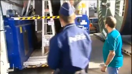 Vaste contrôle de police pour vérifier la fixation du chargement des camions