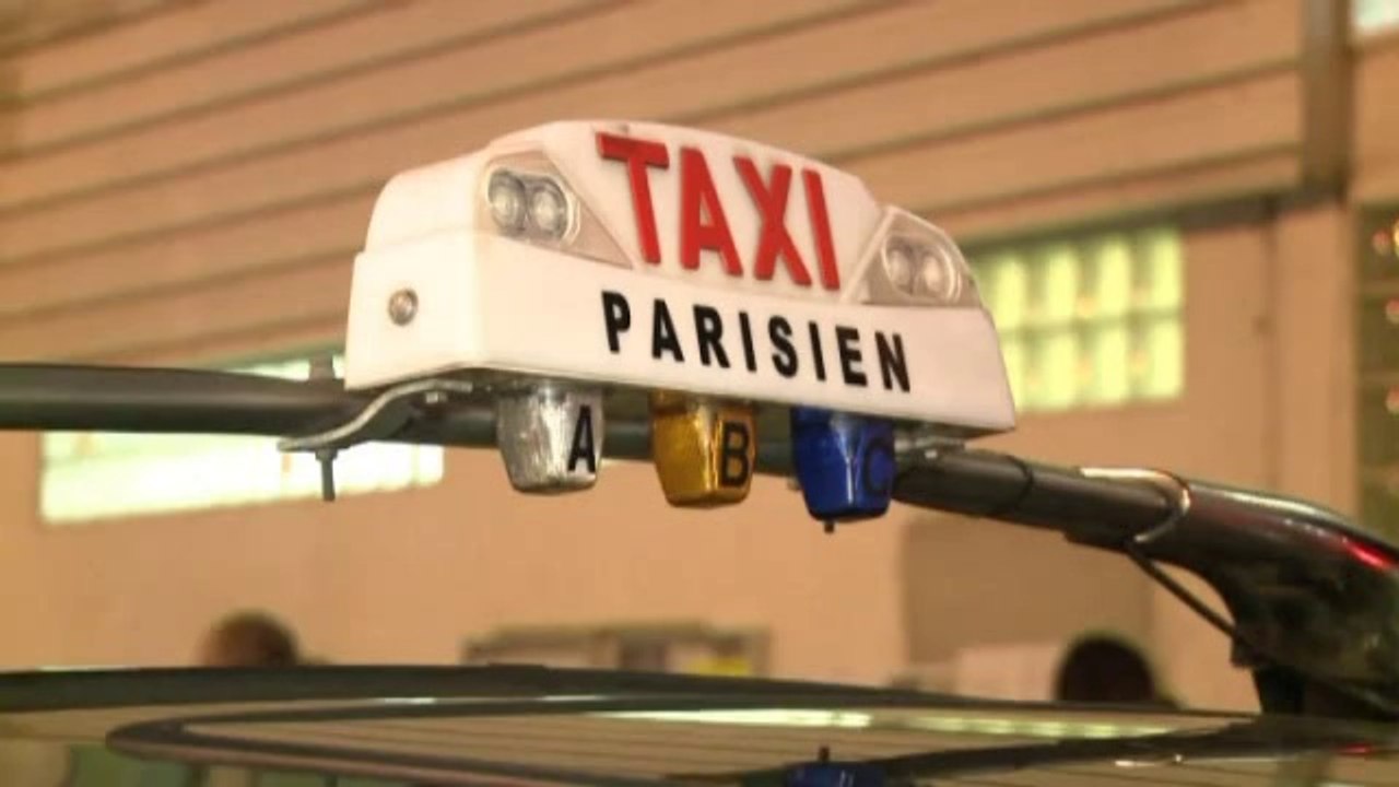 France: grève des taxis contre les voitures de tourisme avec chauffeur