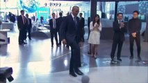 Obama joue au foot avec un robot japonais