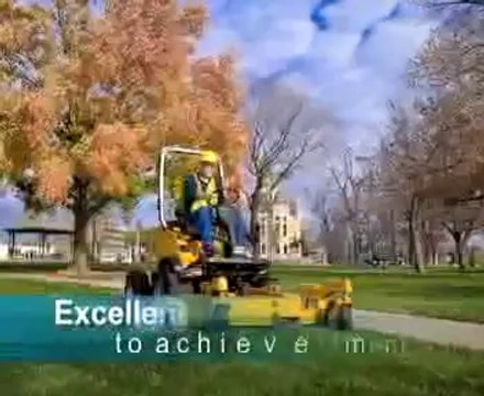 Máy cắt cỏ chuyên dụng cho sân banh