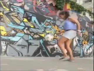 Bayan futbolcudan Müthiş hareket
