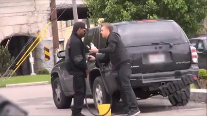 Sokakta Benzin Çalma Şakası